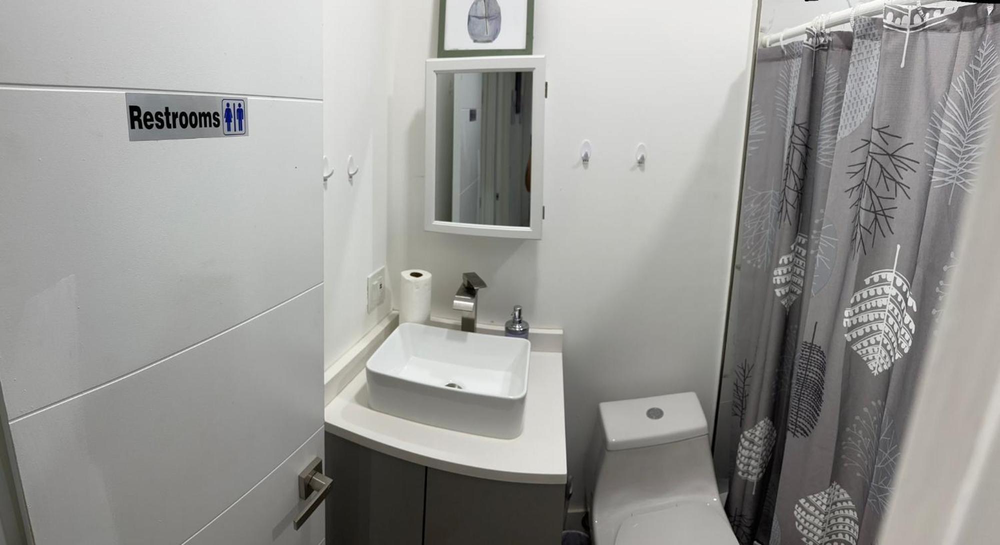 104 Mixed Shared Central, Friendly, Affordable Hostal Miami